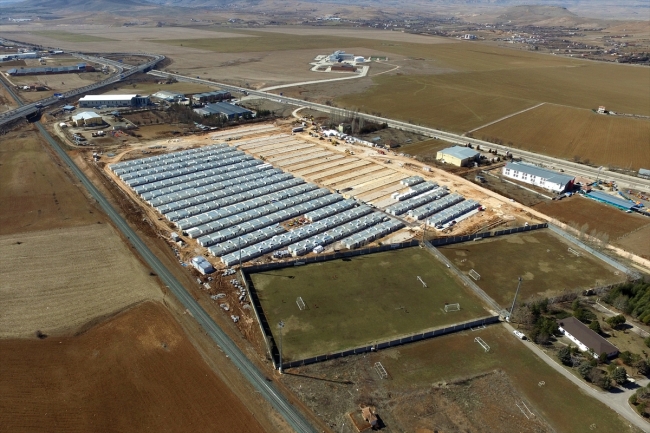 Depremzedeler için inşa edilen konteyner kentte yaşam başladı